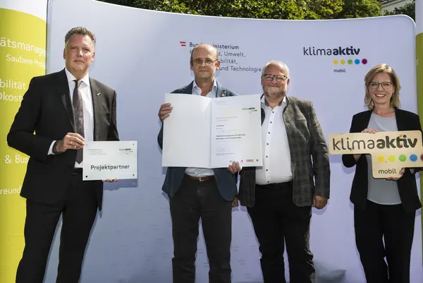 Die J Grabner GmbH wird für die Fuhrparkumstellung durch Anschaffung eines E-Staplers und zweier E-Pkws ausgezeichnet. Im Bild: Josef Grabner und Christian Baumberger gemeinsam mit FBM Leonore Gewessler und Alexander Klacska, Obmann der Bundessparte Transport und Verkehr der Wirtschaftskammer Österreich.