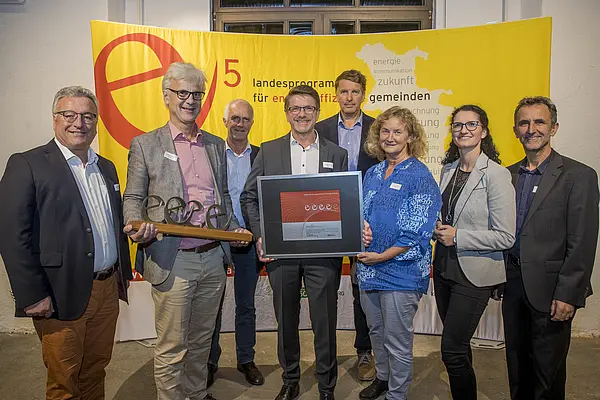 im Bild: Gemeinde Bergheim: Heinrich Schellhorn, Hermann Gierlinger, Johann Hutzinger, Hermann Berger, Rudolf Frauenschuh, Christine Schnell, Margit Radermacher, Helmut Strasser