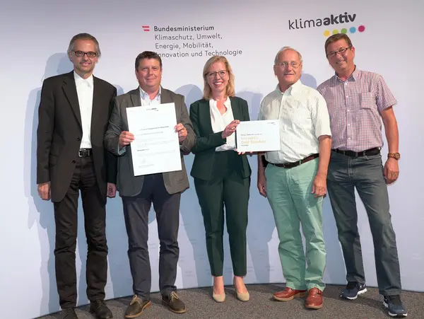 Im Bild: Klimaschutzministerin Leonore Gewessler, Bürgermeister Günter Kernle, Altbürgermeister Herbert Kuss und Johann Lobenwein (Gemeinde Guttaring), Gerhard Kopeinig (ARCH+MORE ZT)