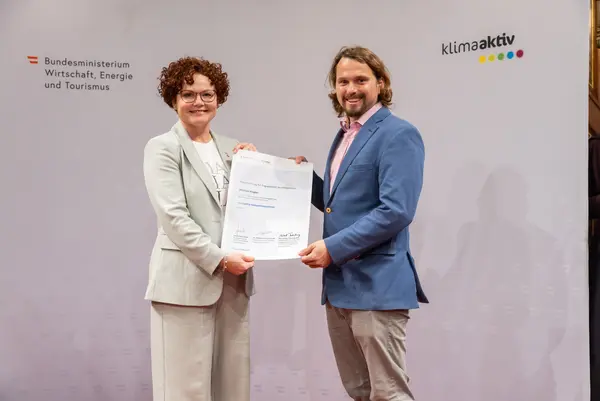 Menschen auf einer Bühne bei einer Veranstaltung