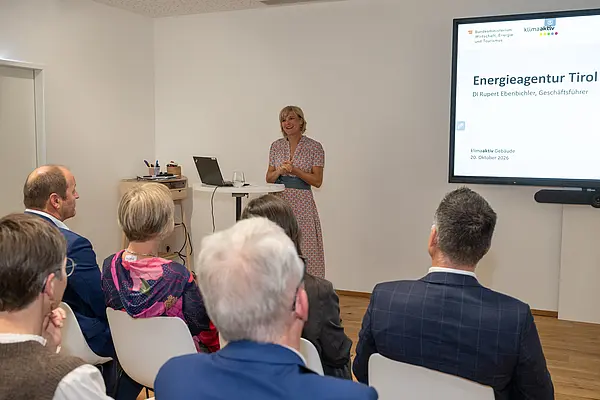 eine Person spricht vor Publikum