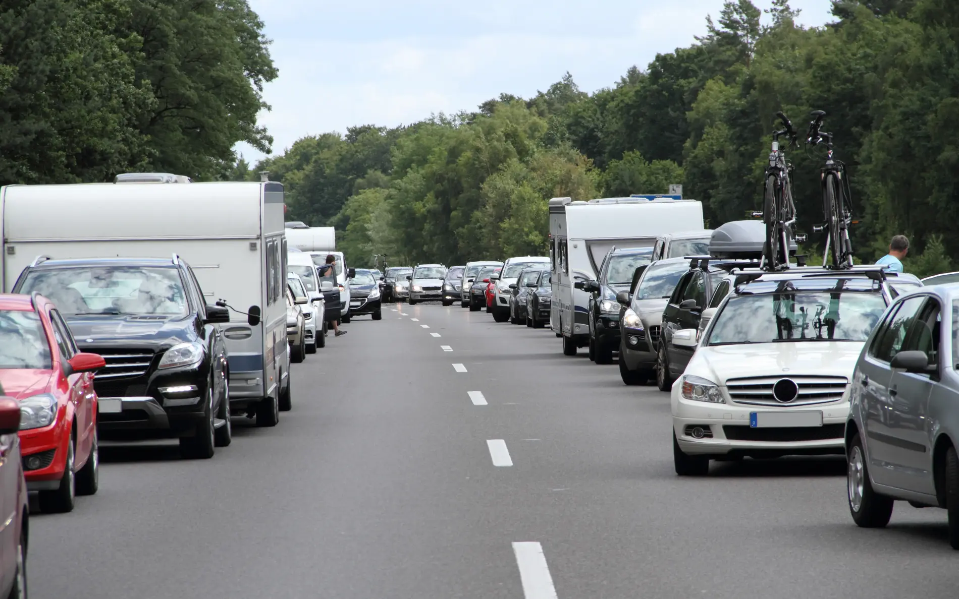 Autos auf einer Landstraße stehen im Stau. Der Bereich in der Mitte ist für Einsatzfahrzeuge frei.