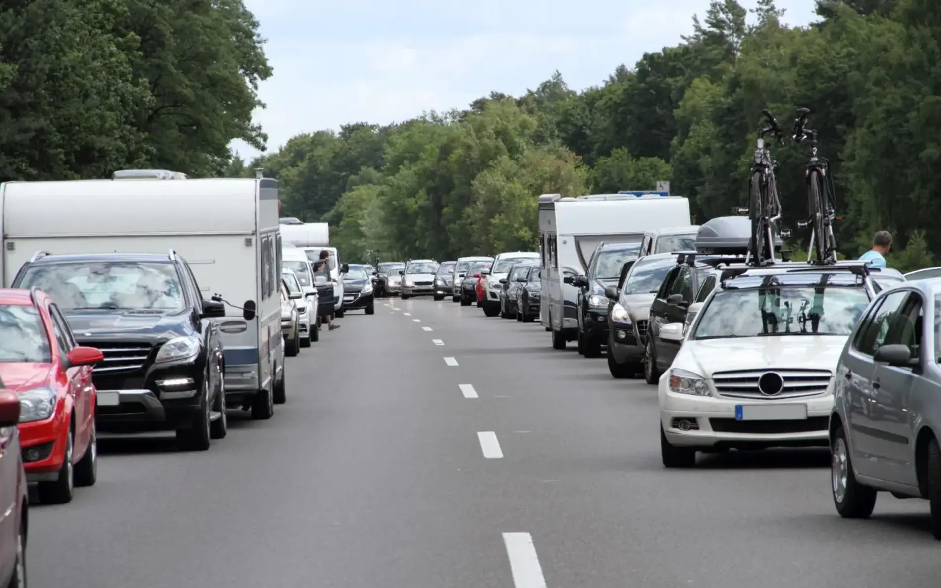 Autos auf einer Landstraße stehen im Stau. Der Bereich in der Mitte ist für Einsatzfahrzeuge frei.