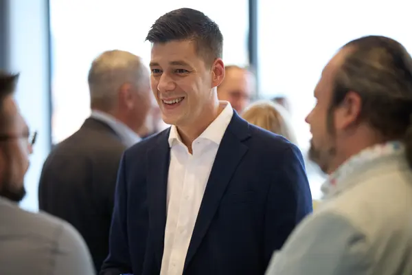 Besucher:innen einer Veranstaltung unterhalten sich