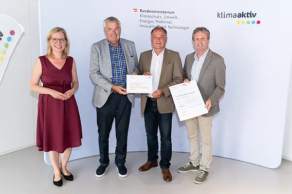 Im Bild: Klimaschutzministerin Leonore Gewessler, Wolfram Sacherer (Wohn- und Siedlungsgenossenschaft Ennstal), Karl Höfler (Rosenfelder und Höfler Consulting), Günther Rucker (Haustechniker Technisches Büro)
