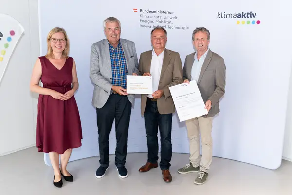 Im Bild: Klimaschutzministerin Leonore Gewessler, Wolfram Sacherer (Wohn- und Siedlungsgenossenschaft Ennstal), Karl Höfler (Rosenfelder und Höfler Consulting), Günther Rucker (Haustechniker Technisches Büro)