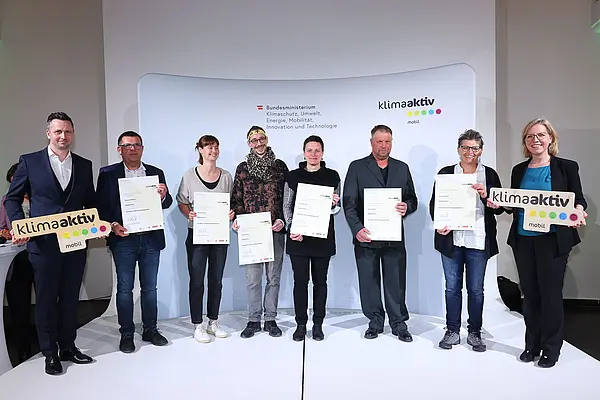 v.l.n.r.: Michael Nendwich, Helmut Delfauro, Jelena Gaspar, David Grüner, Elisabeth Füssl, David Candlin, Renate Candlin, Leonore Gewessler