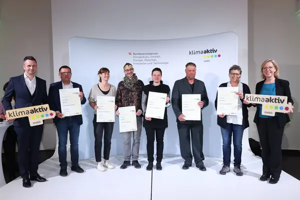 v.l.n.r.: Michael Nendwich, Helmut Delfauro, Jelena Gaspar, David Grüner, Elisabeth Füssl, David Candlin, Renate Candlin, Leonore Gewessler
