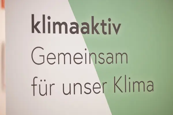 ein Schild mit Aufdruck