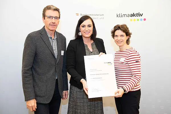 Ausgezeichneter Betrieb und bestehender Projektpartner: Boehringer Ingelheim RCV GmbH & Co KG v.l.n.r. Christian Seidel (Infrastruktur/Betriebsingenieur Medien), Bundesministerin Elisabeth Köstinger, Natalie Egreteau (Energiemanagerin)