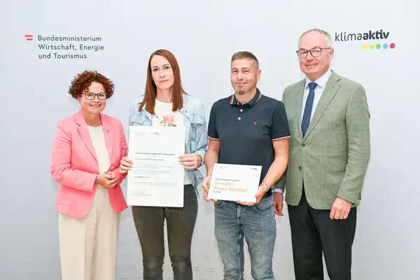 Gebäudeauszeichnung NÖ Personen mit Urkunde schauen in die Kamera