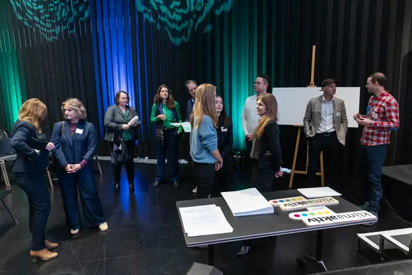 Besucher:innen auf einer Veranstaltung