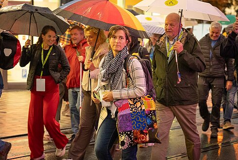Menschen beim Nightwalk durch Graz