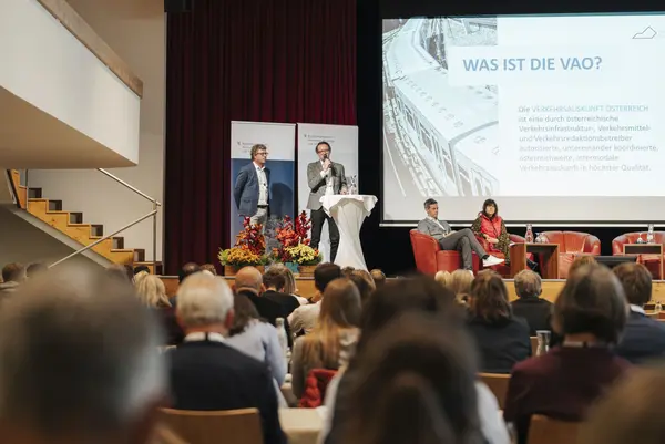 Bühnenbild, viele Gäste im Vordergrund