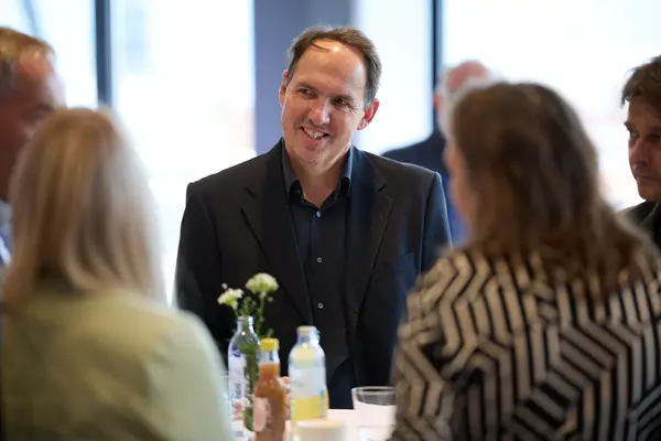 Besucher:innen einer Veranstaltung unterhalten sich