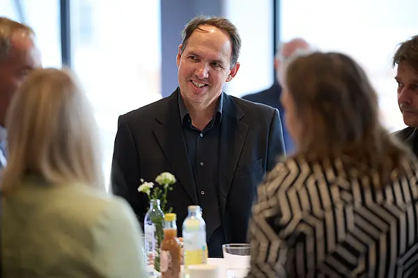Besucher:innen einer Veranstaltung unterhalten sich