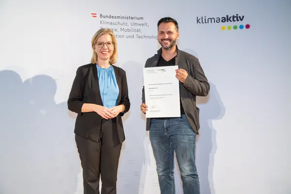Im Bild: Klimaschutzministerin Leonore Gewessler und Martin Lackner (Powerpedals)