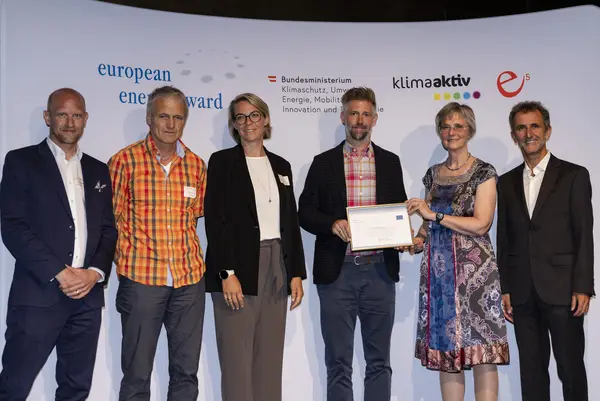 Bettina Bergauer (BMK), Helmut Strasser (e5 Österreich), Gregor Sellner (e5 Vorarlberg), Thomas Konrad (Bgm.), Katharina Fuchs (Vzbgm.), Anton Vigl