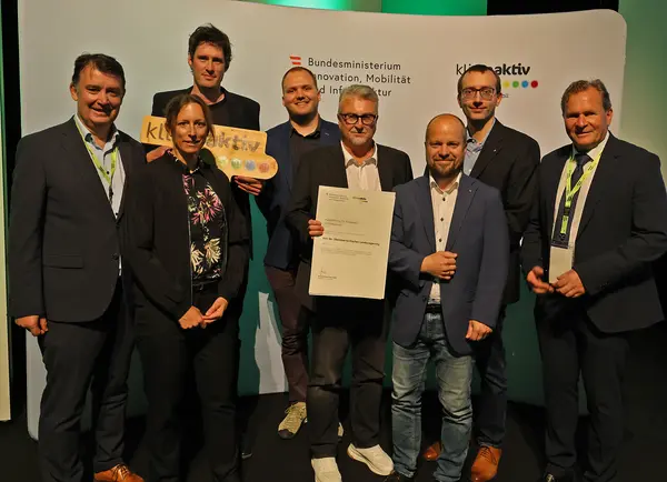 m Bild: Dorian Vavti, Georg Dorner, Manfred Merzinger, Gabriel Brühwasser, Bernhard Laukoter (alle Amt der OÖ Landesregierung) Erich Rohrmoser (Vertreter des Österreichischen Städtebundes) Martin Huber (Vertreter des Österreichischen Gemeindebundes) Wiebke Unbehaun (BMIMI)