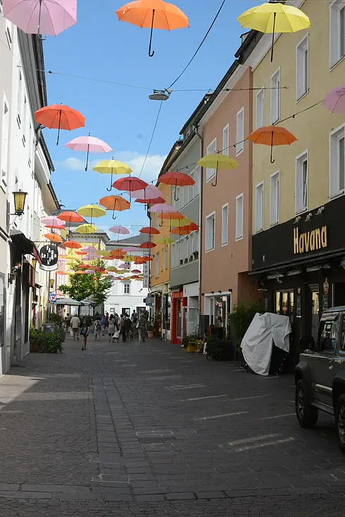 Übergang Fußgängerzone - Begegnungszone in der Villacher Lederergasse