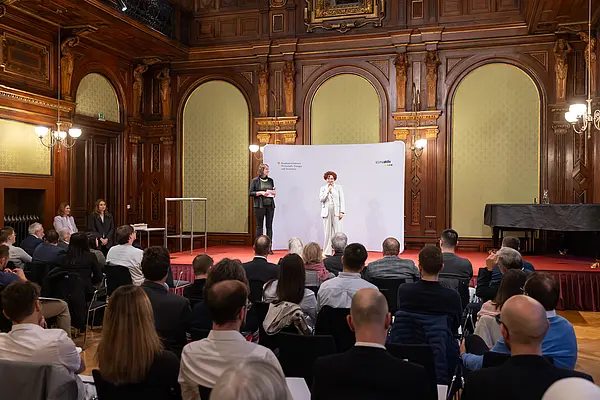 Veranstaltung mit Personen auf der Bühne