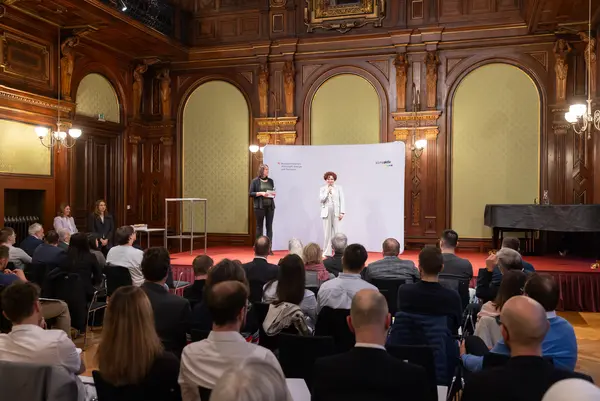 Veranstaltung mit Personen auf der Bühne