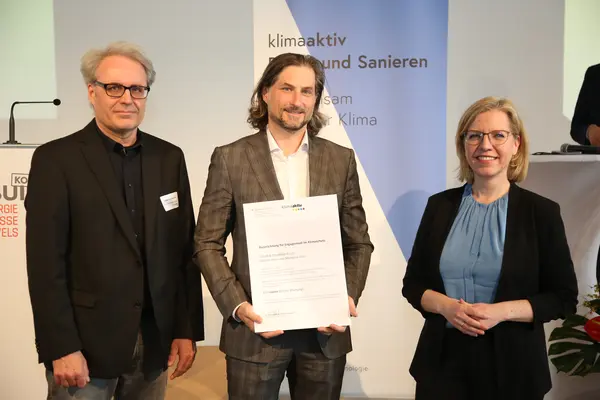 Im Bild v.l.n.r: Herbert Leindecker (FH Wels, klimaaktiv Bauen und Sanieren), Ralph Lagler (TF Quadrill Projekt GmbH), Klimaschutzministerin Leonore Gewessler