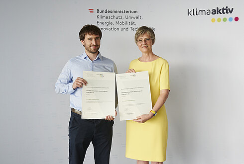 Im Bild: Clemens Le Levé (Energie- und Klimaschutzprojekte) mit Bettina Bergauer (BMK)