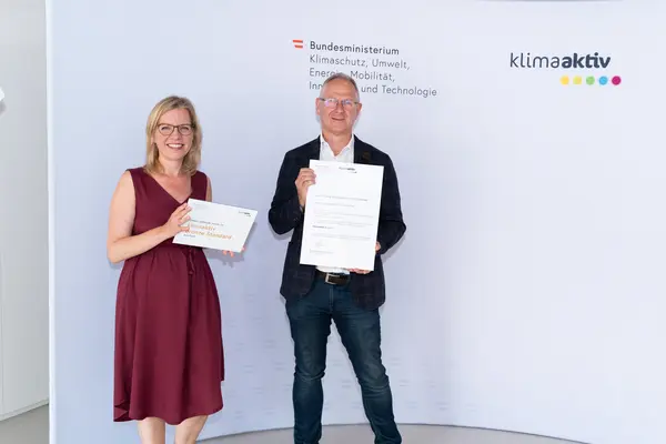 Im Bild: Klimaschutzministerin Leonore Gewessler, Harald Kopertz (Immo Solutions)