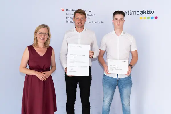 Im Bild: Klimaschutzministerin Leonore Gewessler,  Michael Oberfeichtner und Manuel Stögerer (O.K. Energie Haus)