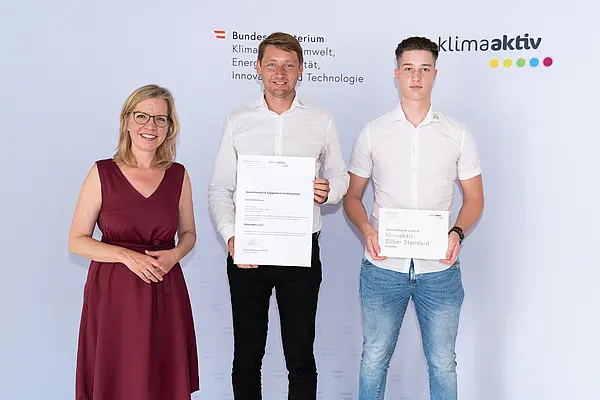 Im Bild: Klimaschutzministerin Leonore Gewessler,  Michael Oberfeichtner und Manuel Stögerer (O.K. Energie Haus)