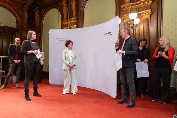 Menschen auf der Bühne bei einer Veranstaltung