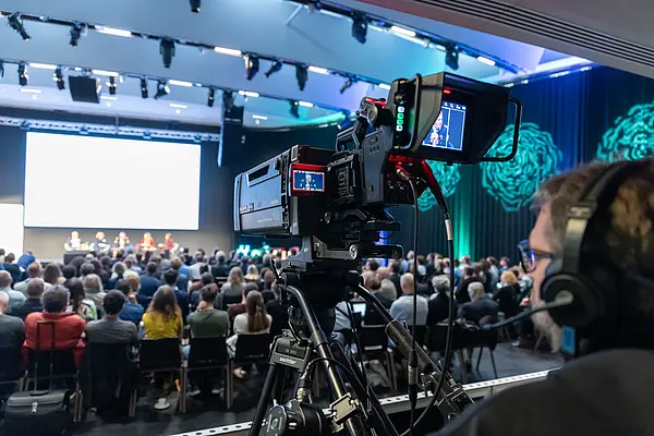 Personen auf einer Bühne bei einer Diskussionsrunde