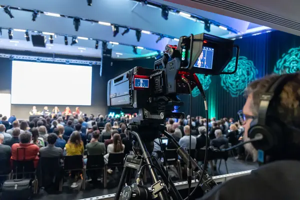 Personen auf einer Bühne bei einer Diskussionsrunde