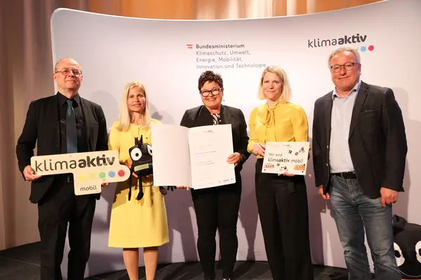 Birgit Schilchegger (Direktorin) & Heidemarie Schiechl (Klassenlehrerin & Klimabündnis-Beauftragte) gemeinsam mit LH-Stv. Heinrich Schellhorn, Robert Thaler (BMK) und Postbus-Vorständin Silvia Kaupa-Götzl 