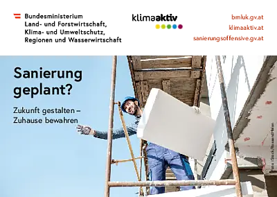 Titelseite einer klimaaktiv-Postkarte mit der Überschrift „Sanierung geplant? Zukunft gestalten – Zuhause bewahren“. Im Mittelpunkt steht ein Wohngebäude in einer Wohngegend, das saniert oder modernisiert wird. Die Gestaltung verweist auf die Themen thermisch-energetische Sanierung, Werterhalt von Gebäuden und zukunftsfittiges Wohnen. Im unteren Bereich befinden sich die Webadressen von Bundesministerium, klimaaktiv und der Sanierungsoffensive.