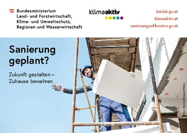 Titelseite einer klimaaktiv-Postkarte mit der Überschrift „Sanierung geplant? Zukunft gestalten – Zuhause bewahren“. Im Mittelpunkt steht ein Wohngebäude in einer Wohngegend, das saniert oder modernisiert wird. Die Gestaltung verweist auf die Themen thermisch-energetische Sanierung, Werterhalt von Gebäuden und zukunftsfittiges Wohnen. Im unteren Bereich befinden sich die Webadressen von Bundesministerium, klimaaktiv und der Sanierungsoffensive.