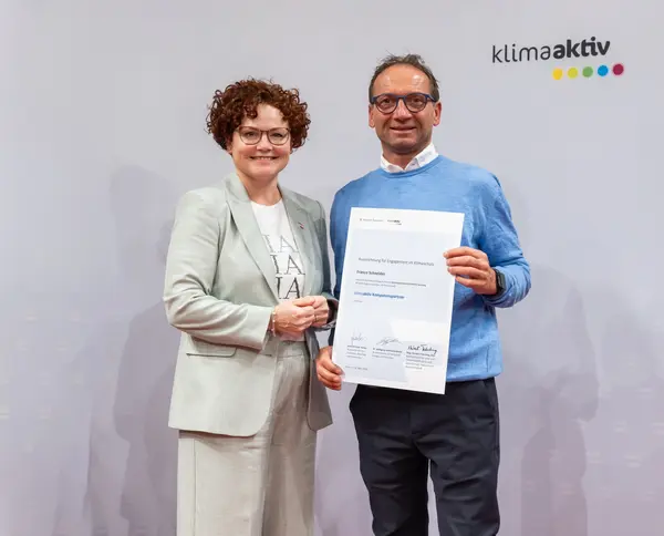 Menschen auf einer Bühne bei einer Veranstaltung