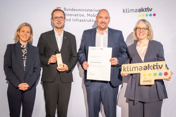 Am 23.9.2025 fand die Verleihung des Fußverkehrs-Awards von klimaaktiv mobil in Graz statt. Im Bild: Vizebürgermeister Michael Kögl und Manuel Hammel  (Stadtgemeinde St. Pölten), gemeinsam mit Sektionsleiterin Cornelia Breuß (BMIMI) und Stephanie Schwer (Österreichischer Städtebund)
