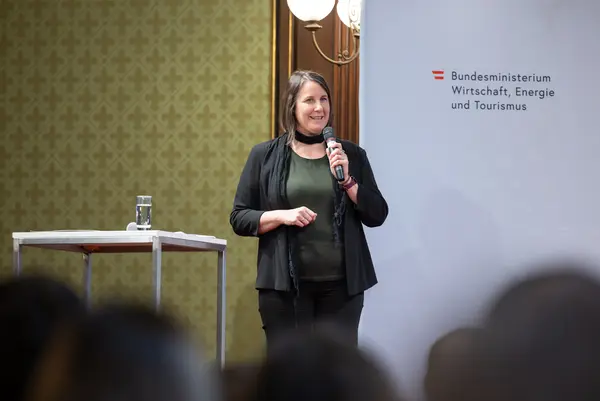 eine Frau mit Mikrofon auf einer Bühne