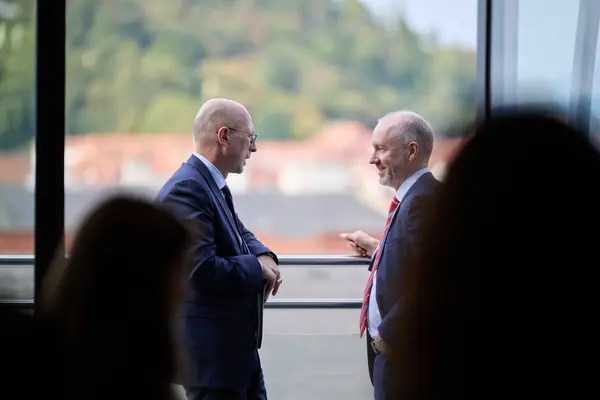 2 Personen auf einer Veranstaltung unterhalten sich