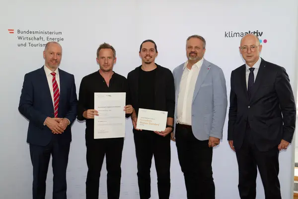 5 Personen mit Urkunde schauen in die Kamera