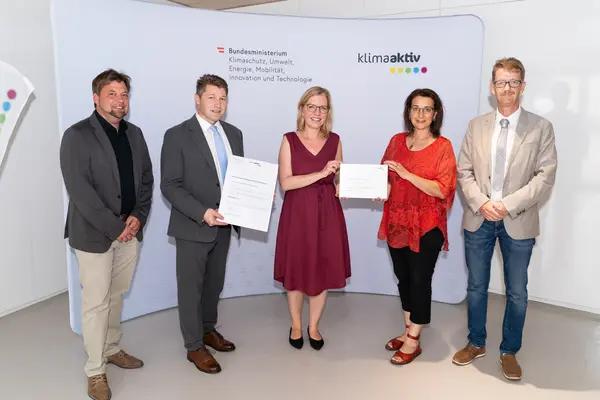 Im Bild: Klimaschutzministerin Leonore Gewessler, Bürgermeister Josef Maier, Gerhard  Hörmann, Elisabeth Edlinger-Pammer, Kurt Kreinbucher und Klaus Stadtschreiber (Marktgemeinde Neumarkt)