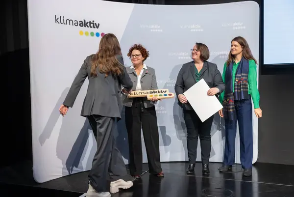 4 Personen auf einer Bühne