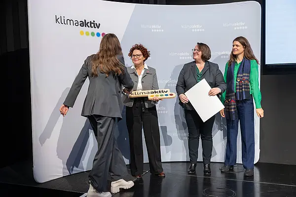 4 Personen auf einer Bühne