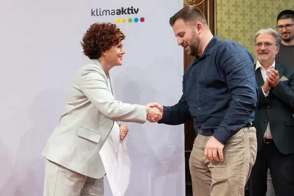 Menschen auf einer Bühne bei einer Veranstaltung