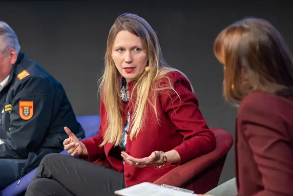 Personen auf einer Bühne bei einer Diskussionsrunde