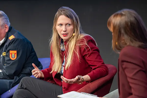 Personen auf einer Bühne bei einer Diskussionsrunde