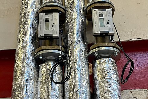 solierte Rohrleitungen mit installierten Wärmemengenzählern zur Überwachung der Heizungsfunktion.