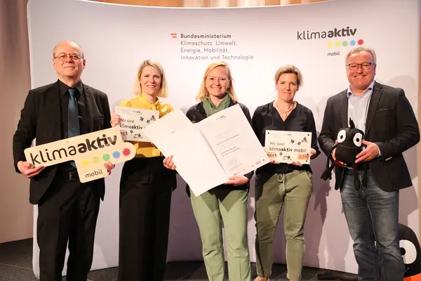 Karin Dorfinger (Schulleiterin), gemeinsam mit LH-Stv. Heinrich Schellhorn, Robert Thaler (BMK) nd Postbus-Vorständin Silvia Kaupa-Götzl Die Volksschule Irrsdorf - Im Bild: Gunda Krammer (Leiter-Stellvertreterin) gemeinsam mit LH-Stv. Heinrich Schellhorn, Robert Thaler (BMK) und Postbus-Vorständin Silvia Kaupa-Götzl